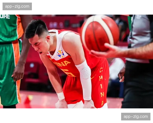 特写：郭艾伦突破后倒地抽筋，被队友搀扶离场，全场观众起立鼓掌