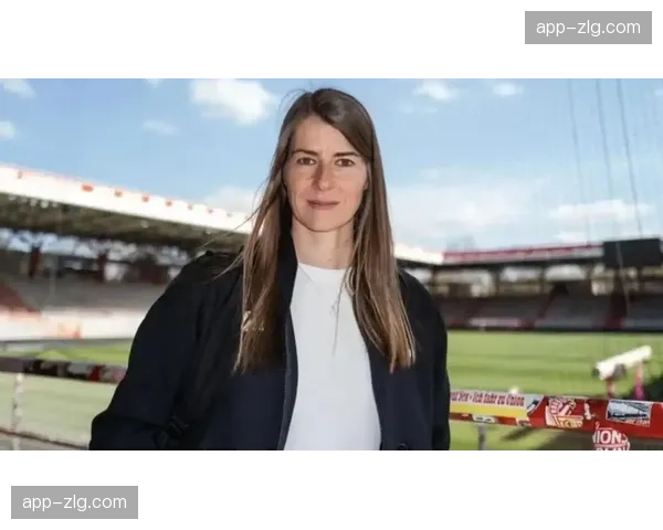 埃塔首次以主教练身份亮相柏林联训练场的历史性时刻